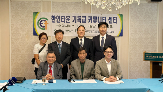 11일 한인타운기독교커뮤니티센터 설립 기자회견에 참석한 (앞줄 왼쪽부터) 최영봉 남가주기독교교회협의회장, 센터 설립자 박창형 목사, 스티브 강 KYCC 대외홍보 디렉터 등이 설명하고 있다. 김상진 기자