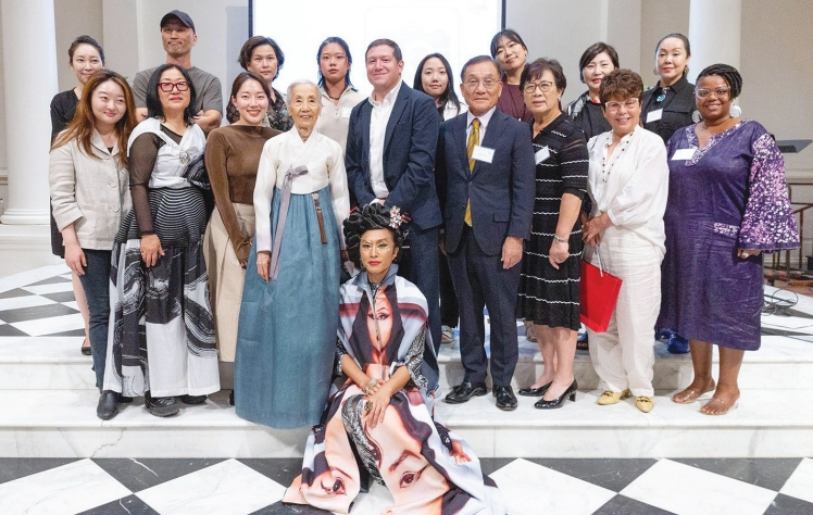 한인 미술인 지원단체 알재단이 지난 8일 첼시 성 아포스톨루교회에서 제20회 알재단 시상식 및 연례 갈라를 진행했다. 170여 명이 자리한 가운데 그랜트 수여, 퍼포먼스, 기금 마련 바자회 등이 열렸다.  [알재단]