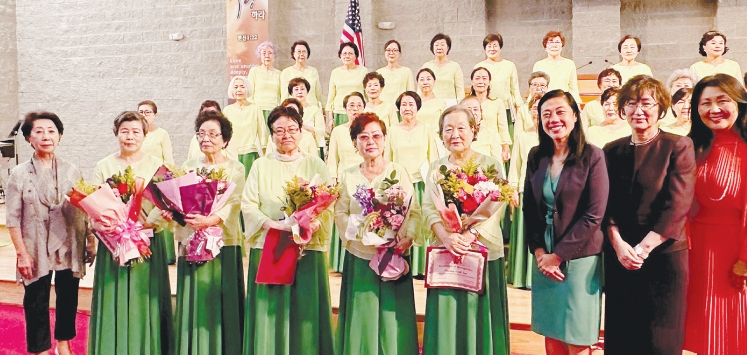 퀸즈YWCA 늘푸른합창단이 지난 16일 뉴욕 하크네시아 교회에서 창단 32주년 기념 기금모금 음악회롤 성황리에 마쳤다. 이날 공연에 약 300명이 참석한 가운데, 샌드라 황 뉴욕시의원이 단원들에게 감사장을 전달했다.  [퀸즈YWCA 늘푸른합창단]