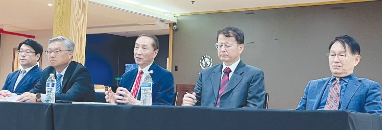 뉴욕한인회 회칙개정위원회(개정위)는 18일 3차 회의를 열고 회칙 9~12장 개정작업을 마무리했다. 이날 개정위는 중복된 부분과 불필요한 조항을 삭제하고, 시대에 맞는 공탁금.보증인.한인회 경상비 책임을 개정하는 안도 내놓았다. 개정위는 영문회칙을 전문 한글 공증번역인에게 맡겨 개정작업을 마친 후, 10월 말 이사회에 개정안을 제출할 예정이다.  [뉴욕한인회 회칙개정위원회]