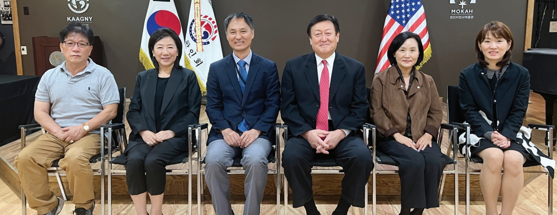 박창원 뉴욕한국교육원장(왼쪽 세 번째)이 22일 부임 인사차 뉴욕한인회를 방문해 임원진과 면담했다. 김광석 뉴욕한인회장(왼쪽 네 번째)은 “중·고등학생 대상 한국어 교육이 필요하다”며 “중·고등학생 대상 캠프 및 미국 내 역사교과서 올바른 정보 게재 등을 위해 노력해 달라”고 당부했다.  [뉴욕한인회]