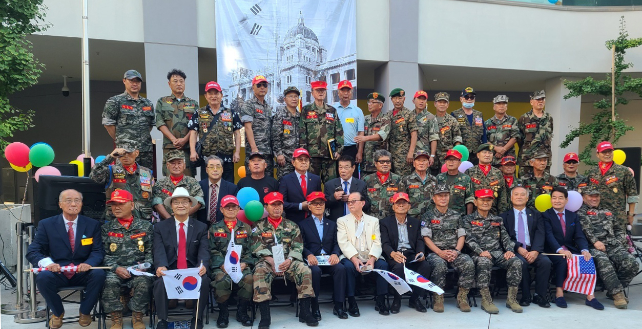 지난 23일 더 소스 몰에서 열린 제73주년 9·28 서울 수복 기념식 직후, OC해병전우회 회원과 참석자들이 함께 자리했다. [OC해병전우회 제공] 