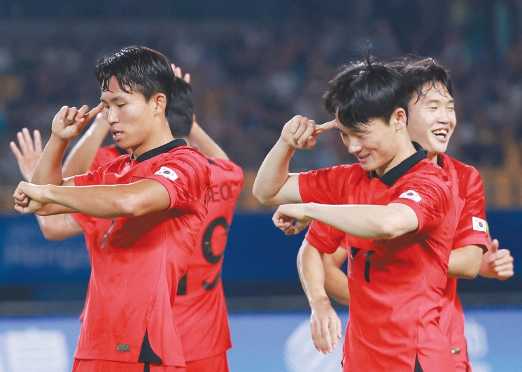 제19회 항저우 아시안게임에서 대한민국 남자축구팀이 8강에 진출했다. 황선홍 감독이 이끄는 한국대표팀은 정우영 선수의 멀티골을 앞세워 키르기스스탄을 5대 1로 꺾고 8강에 올랐다. 27일 중국 저장성 진화 스포츠센터 스타디움에서 열린 16강전 전반전에서 정우영(왼쪽) 선수가 두 번째 골을 넣고 세리머니를 하고 있다. 한국은 오는 10월 1일 오전 8시(동부시간) 홈팀 중국과 8강전을 갖는다.  [연합뉴스]