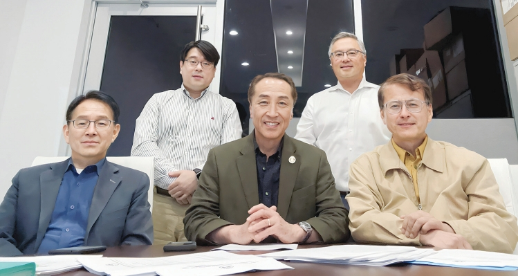 뉴욕한인회 특별회칙개정위원회(위원장 테렌스 박)는 26일 4차 회의를 열고 회칙개정안 작업을 마무리했다고 밝혔다. 개정안에는 현 17명으로 구성된 이사를 최소 20명, 최대 100명까지 늘리는 내용과 회장선거시 공탁금을 후보와 한인회가 공동 부담하는 내용 등이 포함됐다.  [뉴욕한인회 회칙개정위]