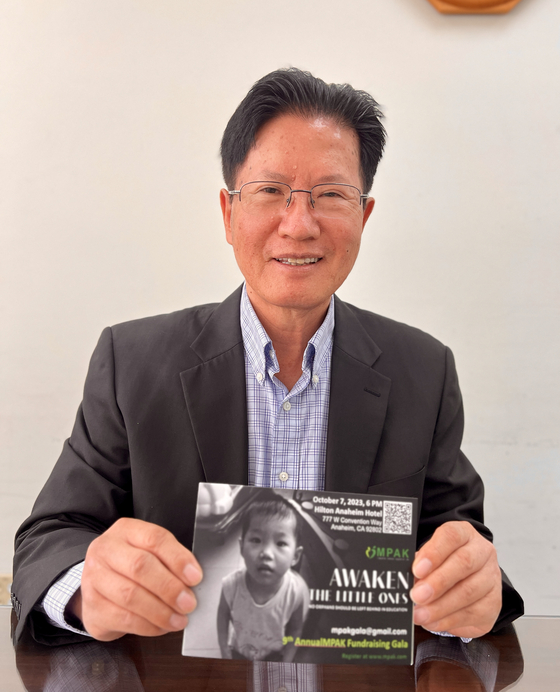 한국입양홍보회 스티브 모리슨 회장이 10월 7일 연례 갈라 행사를 알리고 있다.