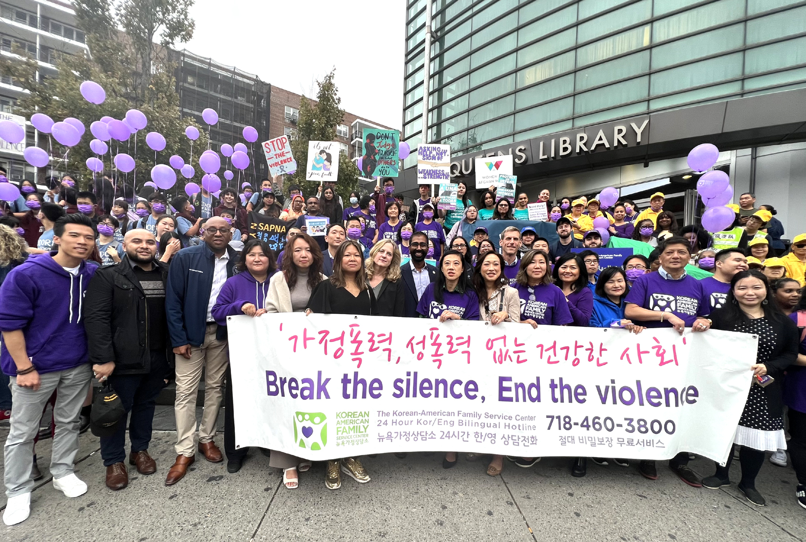 뉴욕가정상담소(소장 이지혜·이사장 임 에스더)는 지난 6일 뉴욕시 플러싱 109 경찰서 앞에서 300여 명의 많은 인원이 참여한 가운데 제26회 연례 가정폭력 방지 침묵행진 행사를 개최했다. 올해로 26주년을 맞은 침묵행진은 지역사회가 함께 모여 가정폭력의 심각성을 알리고, 가정폭력으로 고통받는 이들에게 도움을 청할 곳이 있음을 알리기 위한 목적으로 실시되고 있다. [뉴욕가정상담소]