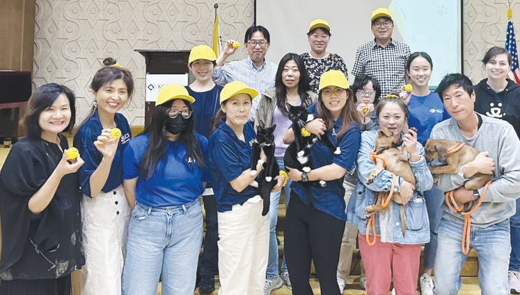 뉴욕한인봉사센터(KCS)는 7일 KCS 베이사이드 센터에서 펫 테라피 데이를 개최했다. 강아지, 고양이와 교감하며 코로나19 팬데믹으로 인해 사회와 고립된 지역 주민들의 마음을 달랬다. 다음 이벤트는 11월 11일 진행할 예정이다.  [KCS]