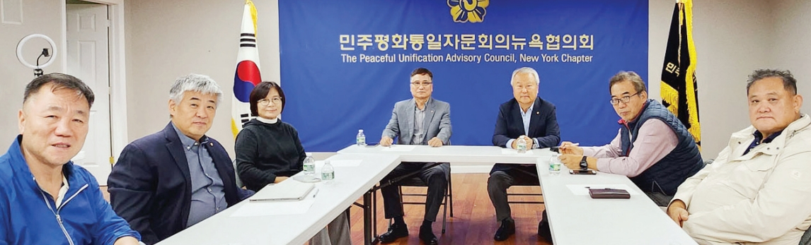 민주평화통일자문회의 뉴욕협의회는 지난 9일 협의회 사무실에서 ‘2023년도 의장표창 추천위원회’를 개최했다. 왼쪽부터 추천위원회에 참석한 이영태 행정간사, 황연중 부회장, 유은섭 부회장, 류제봉 전 퀸즈한인회장, 박호성 회장, 연창흠 기획홍보팀, 이강원 기획홍보팀 등이 자리를 함께했다.  [뉴욕평통]
