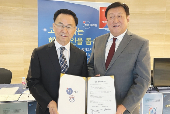 뉴욕한인회와 재외한인구조단이 상호업무협약(MOU)을 체결했다. 세계한인회장대회 참석차 한국을 방문 중인 김광석 뉴욕한인회장(오른쪽)은 11일 재외한인구조단을 방문해 구조단 활동에 적극 협조하기로 했다.  [뉴욕한인회]