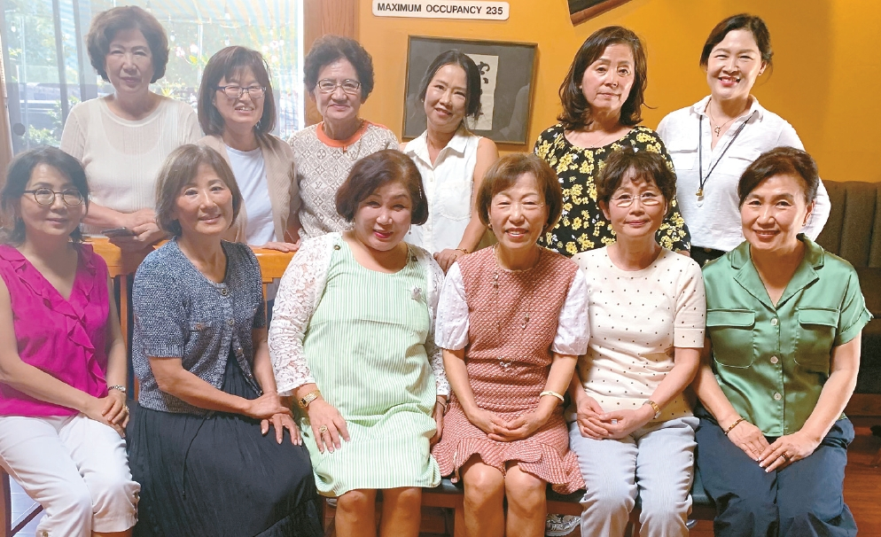 글로벌어린이재단 샌디에이고지부의 차기회장으로 김오식 씨(앞줄 왼쪽에서 네 번째)가 선출됐다. 정기총회에서 차기회장을 선출한 후 임원들이 자리를 함께 했다. 앞줄 왼쪽에서 두 번째가 김정아 GCF서부회장, 세 번째가 한유미 회장. [GCF-SD 제공]