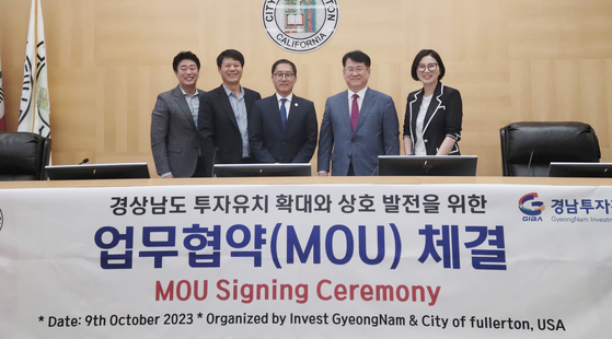 MOU를 체결한 풀러턴 시, 경남투자청 관계자들이 함께 자리했다. 맨 왼쪽부터 풀러턴 시 제임스 고 투자자문위원장, 오세진 시장 경제 고문, 프레드 정 시장, 경남투자청 강만구 청장, 김미란 팀장. [풀러턴 시 제공]
