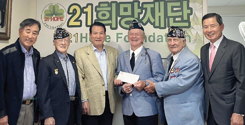 21희망재단(이사장 변종덕·왼쪽 세 번째)은 한국참전용사협회가 추천한 폴 피츠시몬스(오른쪽 세 번째)에게 1200달러를 전달했다. 살 스칼라토 한국전참전용사협회장(오른쪽 두 번째)은 “참전용사에 감사와 예우를 해줘 감사하다”고 말했다.  [21희망재단]