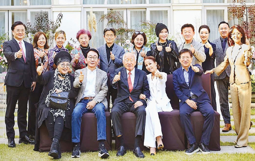 쇼미유어하트(대표 원혜경)는 12일 서울 강남구 언주로 라움 식당에서 정재계 및 문화계 인사들과 오찬을 가졌다. 신동식 한국해사기술 회장, 김윤신 세계맑은공기 대표 등이 참석했다.  [쇼미유어하트재단]