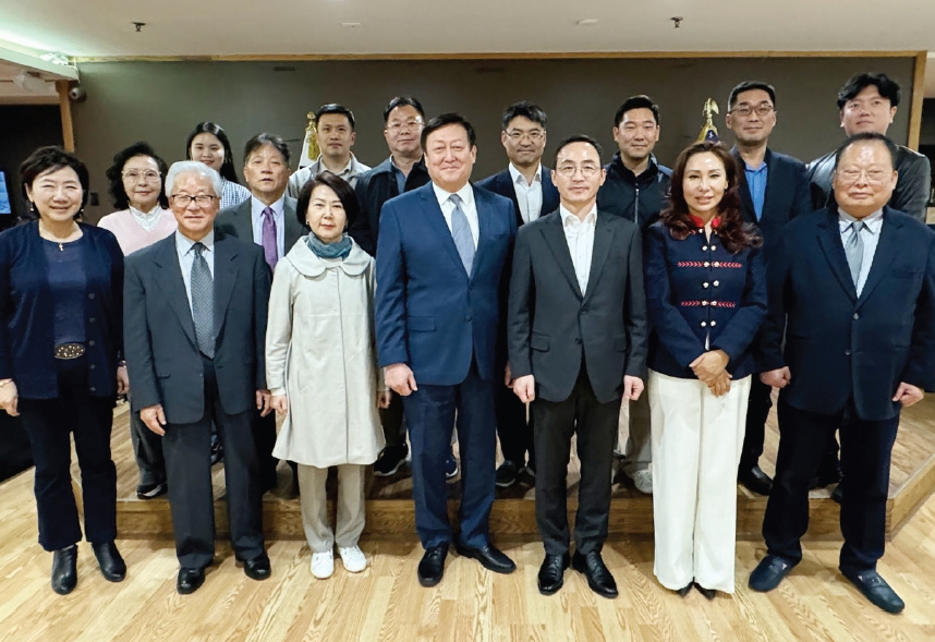 한국 국토교통부의 김오진 제1차관(앞줄 왼쪽 5번째)이 지난 16일 뉴욕한인회(회장 김광석·앞줄 왼쪽 네 번째)를 방문, 2030 부산엑스포 유치에 대한 뉴욕 일원 한인사회의 많은 관심을 당부했다. 도미니카공화국을 방문하기 위해 파견된 김 차관은 뉴욕을 경유해 뉴욕한인회와 한인이민사박물관 등을 둘러봤다.  [뉴욕한인회]