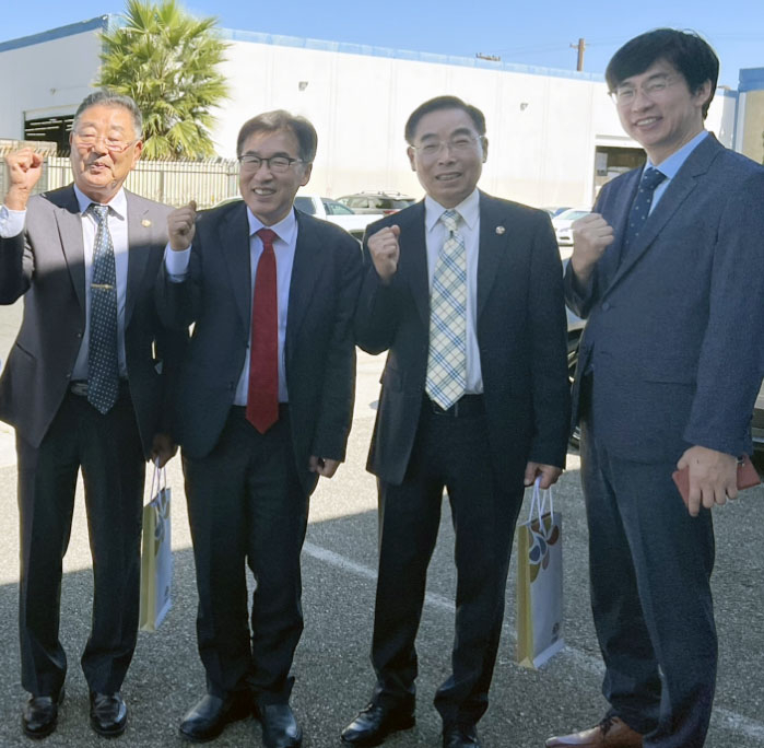 세계한인비즈니스대회와 아리랑축제 참가를 위해 방미한 전형식 충청남도 정무부지사가 지난 12일 가든그로브의 OC충청향우회(회장 오승태) 사무실을 방문해 향우회 현황과 향후 활동 계획을 청취했다. 사무실 앞에서 오승태(맨 왼쪽부터 차례로) 회장이 전형식 부지사, 서준석 부회장, 윤덕희 투자통상정책관과 함께 향우회와 충남의 발전을 위해 노력할 것을 다짐하고 있다. [향우회 제공]