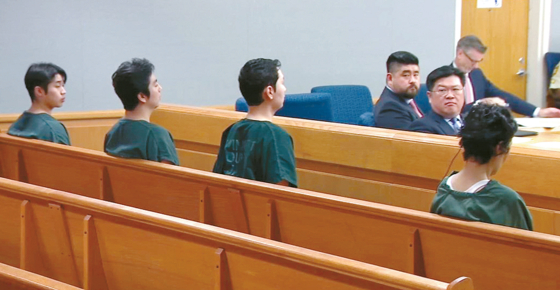 '그리스도의 군사들' 살인 사건 용의자들에 대한 예비심리가 지난 19일 귀넷카운티 치안법원에 열렸다. 현재까지 밝혀진 '그리스도의 군사들' 살인 사건 용의자는 모두 7명으로 이날 심리에는 어머니 이미희(오른쪽)씨와 3명의 용의자가 법정에 출두했다. [11Alive 캡처]