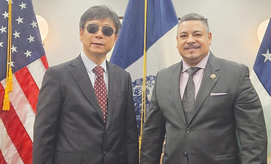 김의환 주뉴욕총영사(왼쪽)는 19일 뉴욕시경(NYPD) 본부에서 에드워드 카반 경찰국장과 면담을 갖고, 한인 커뮤니티에 대한 NYPD의 각별한 관심을 부탁했다. 또한 NYPD 내 한인 고위직 임명의 필요성을 강조하면서 총영사관과 NYPD의 지속적인 유대를 강조했다. [뉴욕총영사관]