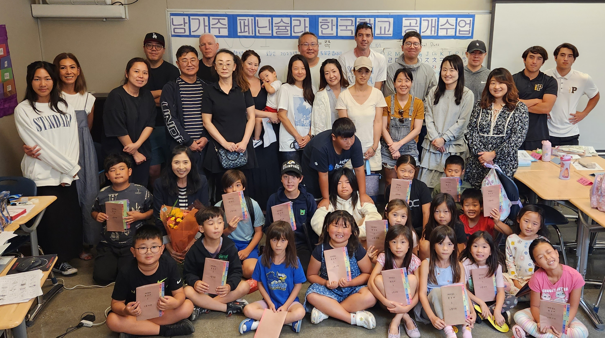 남가주 페닌슐라 한국학교(교장 신미경)에서 지난 21일 열린 학부모 초청 공개수업을 마친 뒤 교사 학부모 학생들이 기념촬영을 하고 있다. [남가주 페닌슐라 한국학교 제공]