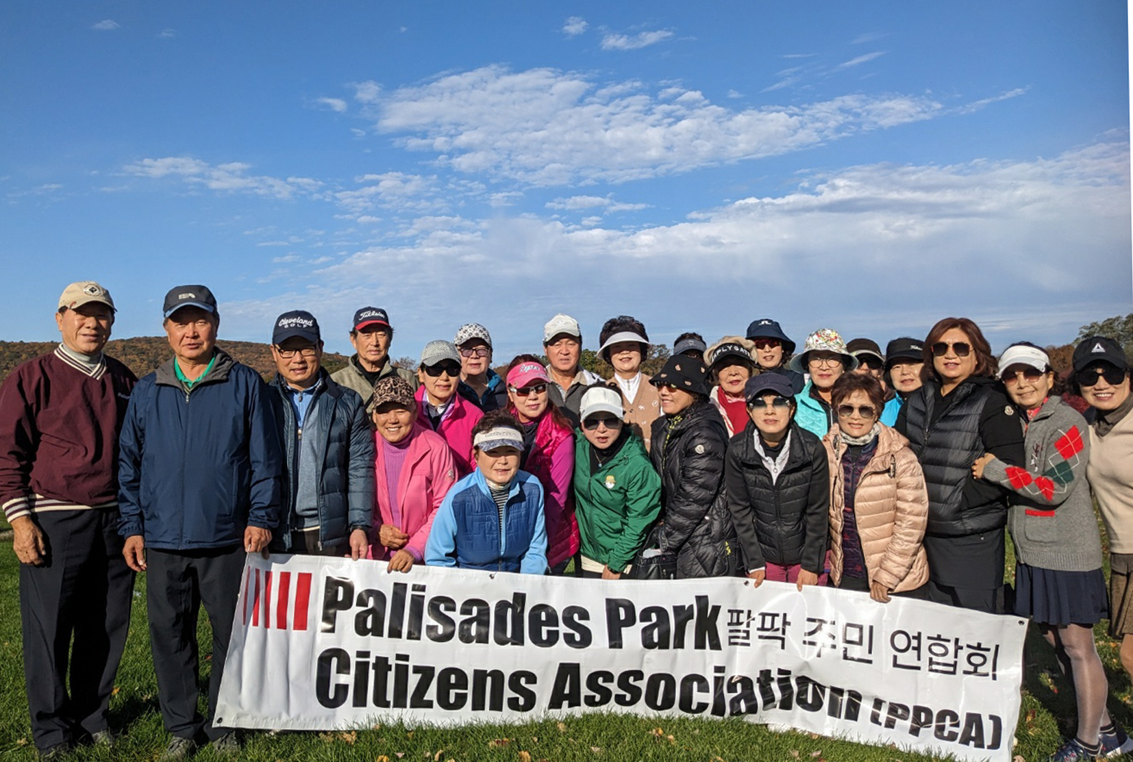  팰팍주민연합회(PPCA 회장 민태숙) 소속 회원 32명은 지난 24일 버크셔 골프장에서 깊어가는 가을 단풍을 벗삼아 골프대회를 열고 새로운 에너지 창출과 함께 팰팍의 발전을 위해 오는 11월 7일 투표에 적극 참여하고 권장하기로 결의했다. [팰팍주민연합회] 