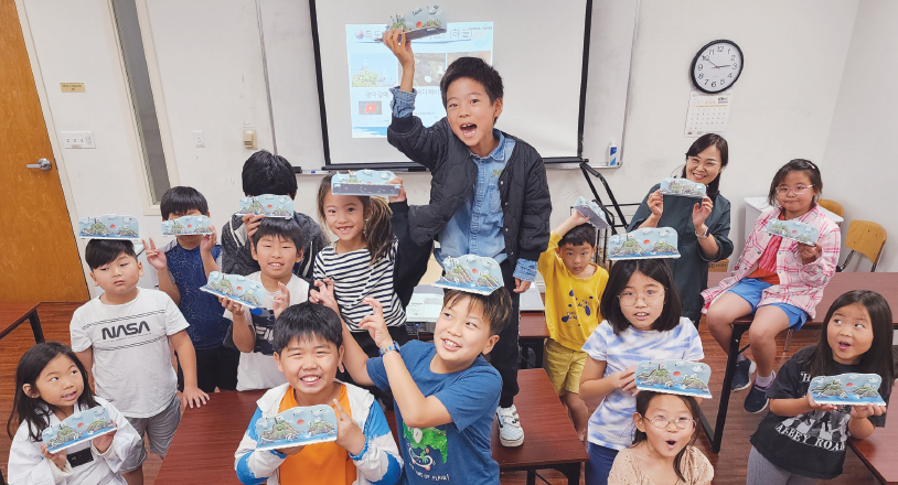 LA한국교육원이 지난달 21일부터 30일까지 실시한 독도 알리기 수업에 참석한 학생들이 조립한 독도 모형을 들어보이고 있다. [LA한국교육원 제공]