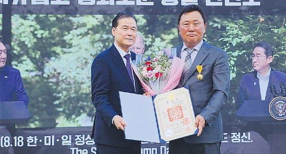 대한민국 통일부 국립통일교육원 뉴욕협의회 송영건 수석부회장(오른쪽)은 지난달 18일 국립통일교육원에서 개최된 전세계 해외 통일교육위원 초청 연찬회에서 김영호 통일부장관으로부터 국민훈장 석류장을 수상했다. 이번 행사는 국제사회에서 한반도 통일에 대한 관심을 높이고, 재외동포 사회의 한반도 통일에 관한 관심과 역량을 결집시키기 위해 마련됐다. [국립통일교육원 뉴욕협의회]
