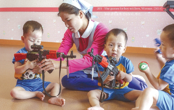 글린 포드 전 유럽의회 의원이 50차례 북한 방문을 통해 촬영한 사진 760여 장을 사진집 ‘북한을 그리다’로 출간했다. 사진은 2014년 원산의 한 유아원에서 촬영된 것으로 아이들이 AK 소총의 모형 장남감을 갖고 놀고 있다. [글린 포드 제공]