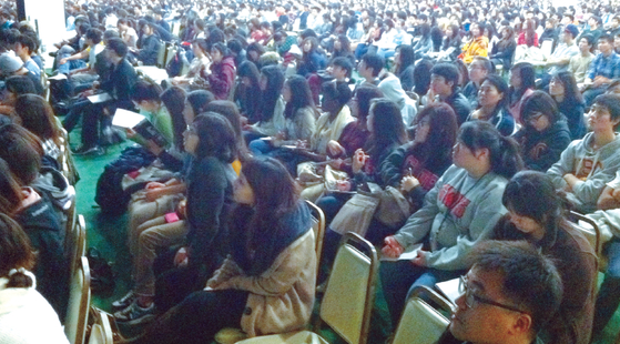 팬데믹 사태 이후 교회학교 학생들의 감소세가 심각한 것으로 조사됐다. 미래의 기독교를 책임질 차세대가 약 10년 사이 반 토막이 났다. 사진은 한한인 청소년 집회의 모습. (사진은 기사의 특정 내용과 관련이 없습니다) [중앙 포토]