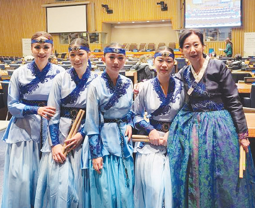 춤누리무용학원이 13일 유엔 콘퍼런스룸에서 열린 ‘그리닝 세계 시민 교육 이벤트’에서 모둠 북 공연을 선보였다. 국제가상스쿨링교실활동(IVECA)이 개최한 행사로 평화와 발전을 위한 세계 시민을 주제로 열렸다.  [춤누리무용학원이 13일 유엔 콘퍼런스룸에서 열린 ‘그리닝 세계 시민 교육 이벤트’에서 모둠 북 공연을 선보였다. 국제가상스쿨링교실활동(IVECA)이 개최한 행사로 평화와 발전을 위한 세계 시민을 주제로 열렸다.  [춤누리한국전통무용학원]]