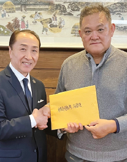 테렌스 박 뉴욕한인회 긴급회칙개정위원회 위원장(왼쪽)이 15일 이강원 한인회 이사장에게 회칙개정안을 전달하고 있다. [사진 뉴욕한인회]