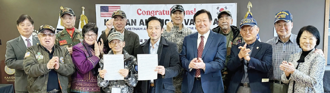 조 바이든 대통령이 최근 ‘한인 베트남전 재향군인 보훈법(VALOR Act·HR.366)’에 서명한 가운데 한인 단체들이 구체적 시행을 촉구했다. 뉴욕한인회·뉴욕베트남참전유공자전우회·Vets Go Forth·대한민국월남전참전자회는 16일 뉴욕한인회관에서 기자회견을 열고 해당 법의 조속한 시행을 촉구했다. 이 법은 연방정부가 재향군인에 제공하는 의료혜택을 베트남전에 참전한 한인 미 시민권자에도 제공하는 내용을 담았다. 고엽제 후유증·전후스트레스장애 등을 앓는 재향군인들이 보훈 혜택을 받게 된다. 비용은 한국 정부가 지원한다. 1964~1973년 베트남전에 참전한 32만5517명의 한국군 중 4169명이 현재 미국에 거주하는 것으로 알려졌다. 다만 실제 혜택이 제공되려면 시행령 등을 통해 구체적 방안을 마련해야 한다. 이날 단체들은 미재향군인회와 한국 대사관에 시행령 마련을 서둘러 달라고 요청했다. [뉴욕한인회]