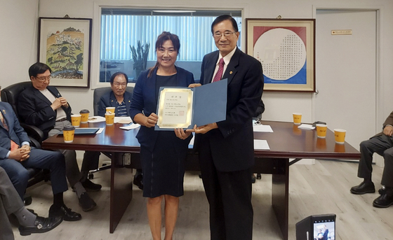 정기영 회장(오른쪽)이 애니카 여 이사에게 위촉장을 전달하고 있다. [대한노인회 미주 총연합회 제공]