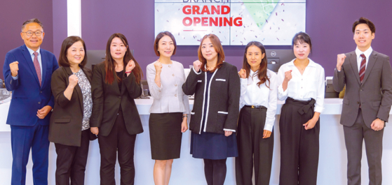 지난 20일 소프트 오픈한 더블린 지점에서 조만선 본부장(왼쪽)이 최나리 지점장(왼쪽 4번째), 이소연 크레딧 매니저(왼쪽 5번째) 등 지점 근무 직원들과 함께 기념사진을 찍고 있다. [한미은행 제공]