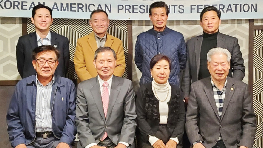 한인단체장연합회(회장 곽호수·앞줄 왼쪽 두 번째)가 20일 퀸즈 플러싱 삼원각 식당에서 첫 운영위원회를 개최했다. 연합회는 “한인업계 위기를 타개하기 위한 세미나 및 합동 대책 모임을 개최할 예정”이라고 밝혔다.  [한인단체장연합회]