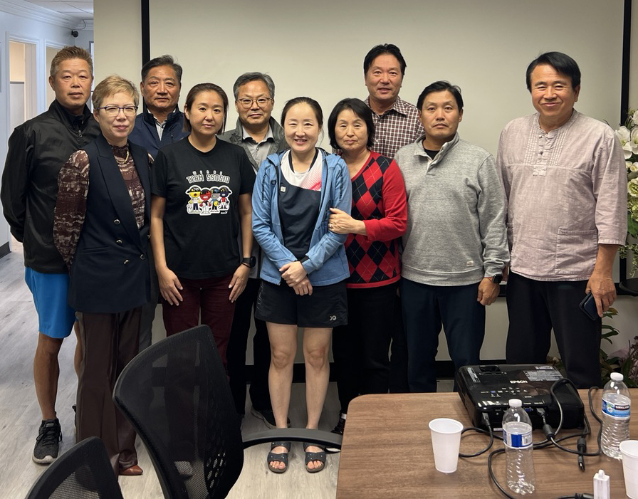 최재석(오른쪽에서 3번째) OC체육회장의 2연임이 결정된 직후, 회의 참석자들이 함께 자리했다. [체육회 제공] 