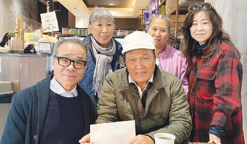 사진작가 박준 부부가 지난 추수감사절(23일) 사랑의집을 방문해 기부금 1000달러를 전달했다. 박 작가는 “사랑의집 한인들이 따뜻한 추수감사절을 맞이할 수 있도록 작은 정성을 전한다”고 말했다. 앞줄 왼쪽부터 박준 작가, 사랑의집 전모세 원장, 원혜경 이사장.  [민권센터]