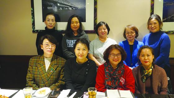 정광미(아랫줄 왼쪽 두번째) 회장과 임원교사들 