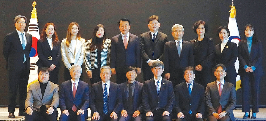 재외동포청(청장 이기철)은 1일 제32차 재외동포정책실무위원회를 개최했다. 그간 외교부장관이 위원장을 담당했지만, 재외동포기본법 제정에 따라 재외동포청장이 위원장을 맡게 됐다. 민간위원 14명이 이날 위촉장을 받았고, 이들은 제1차 재외동포정책 기본계획에 대한 의견을 개진했다.  [재외동포청]