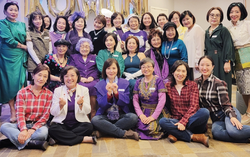 세계한민족여성네트워크(KOWIN·코윈) 뉴욕지부(회장 류은주)는 지난달 30일 뉴저지주 더블트리호텔에서 연말 정기총회 및 송년회를 개최했다. 여성참정권 등 여성운동을 상징하는 ‘서프러지’(suffrage)를 주제로 한 송년회에서 35명의 회원들은 다양한 프로그램에 참여하며 즐거운 시간을 가졌다.  [코윈 뉴욕]