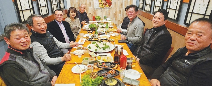 미동부충청향우회(회장 곽우천)는 지난 5일 뉴욕시 플러싱 황금어장식당에서 모임을 갖고 최봉학 신임 이사장(왼쪽 세 번째)을 만장일치로 선출했다.  [미동부충청향우회]