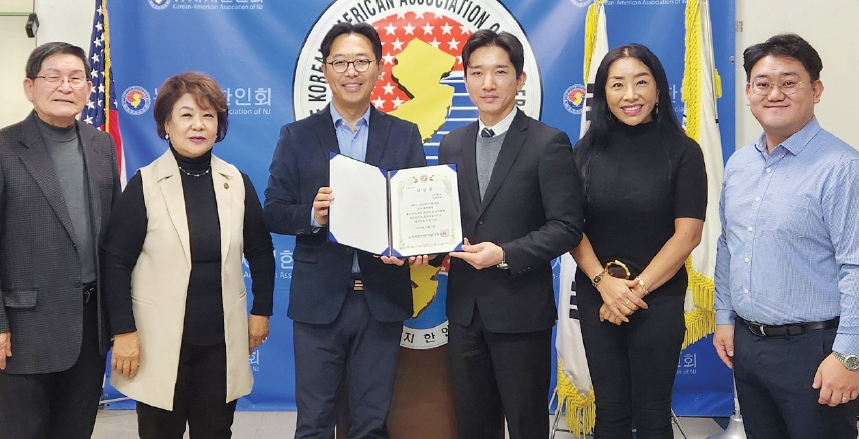 제31대 뉴저지한인회장에 당선된 아드리안 이 베넬리그룹 대표(오른쪽 세 번째)가 7일 당선증을 받았다. 뉴저지한인회장 선거관리위원회(위원장 다니엘 이·왼쪽 세 번째)는 이날 뉴저지한인회관에서 아드리안 이 차기 회장에 당선증을 전달했다. 이 회장의 임기는 내년 1월부터다.  [뉴저지한인회장선관위]