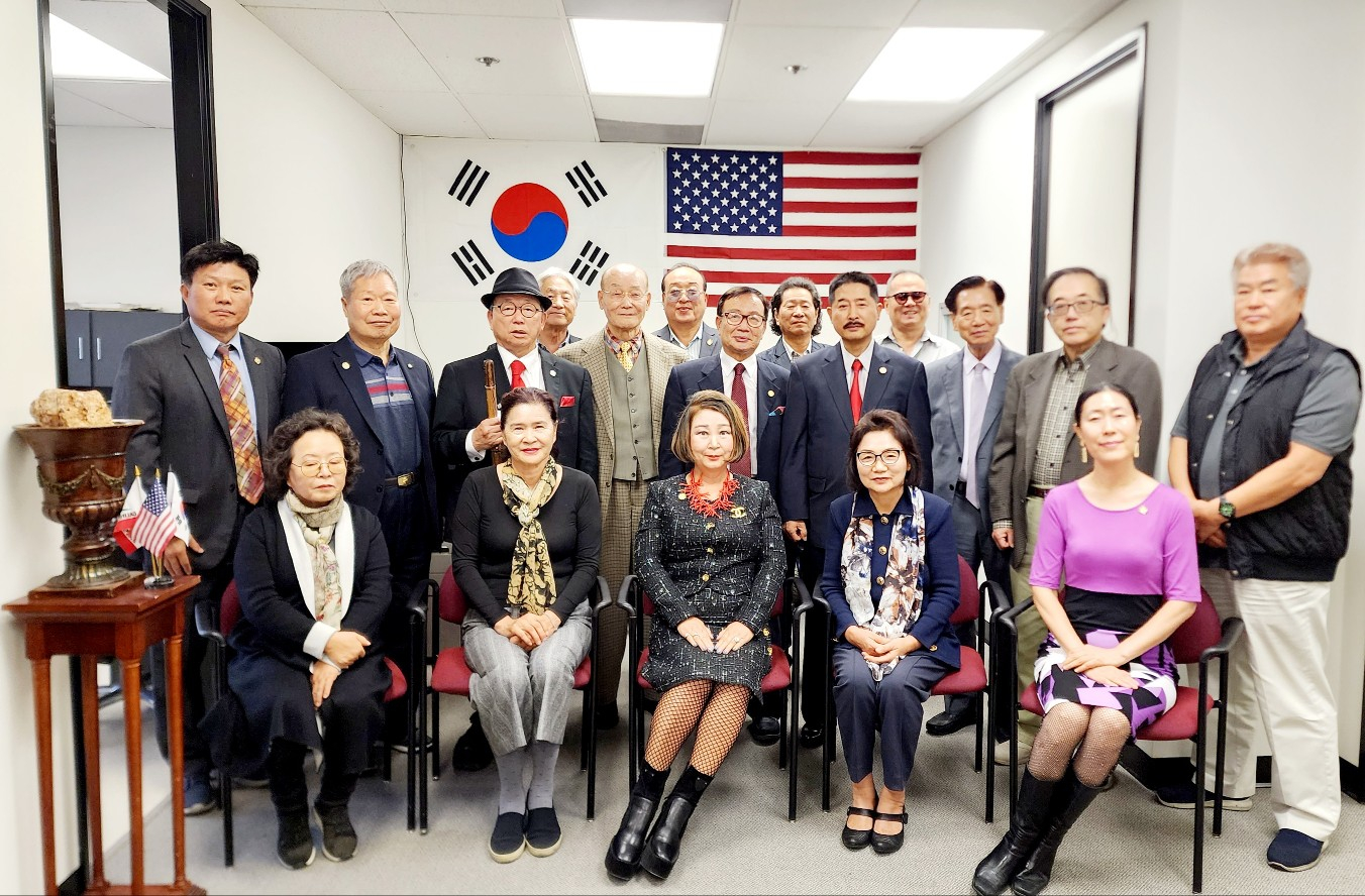 미주기독한의사협회(회장 정종오)는 오는 10일 오후 4시에 죠이플교회(866 S. Westmoreland)에서 12월 정기예배 및 송년 파티를 개최한다. 한인 한의사는 누구나 참여할 수 있으며 참여 시 20달러 상당의 선물을 준비해야 한다. 문의는 전화(213-500-6393)로 할 수 있다. 사진은 지난 11월 협회 사무실에서 열린 정기모임에서 한자리에 모인 20여명의 임원 및 이사들의 모습. [미주기독한의사협회 제공]