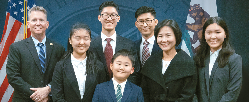 지난 5일 툴레어 카운티 검찰청에 임용 신고를 마친 피터 박 검사와 가족의 기념 촬영 사진. 뒷줄 왼쪽부터 팀 워드 카운티 검사장, 피터 박, 아버지 박병주씨. [피터 박 검사 제공]