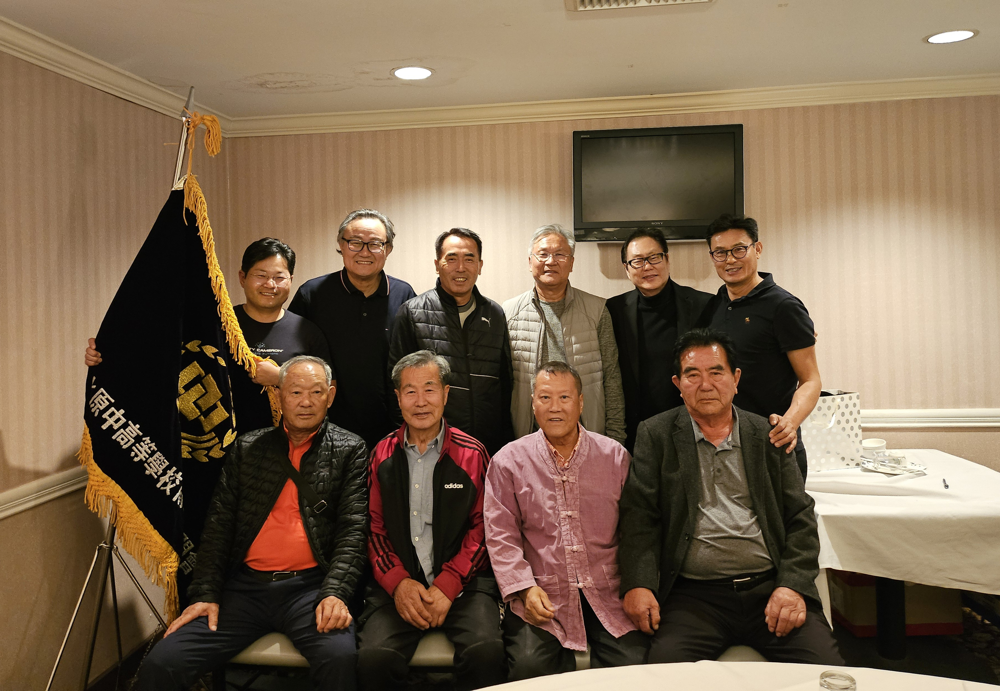 남가주 수원중고 동문회(회장 윤공연)는 2023년 정기총회 및 송년회를 지난 8일 LA 소재 용궁에서 가졌다. 이날 행사는 가족 같은 분위기에서 동문의 친목과 우애를 다졌다. 수원중고 동문회는 별도의 회비 없이 일 년에 두 번 정기 모임을 갖고 있다. ▶문의 (213)703-6828  [남가주 수원중고 동문회]