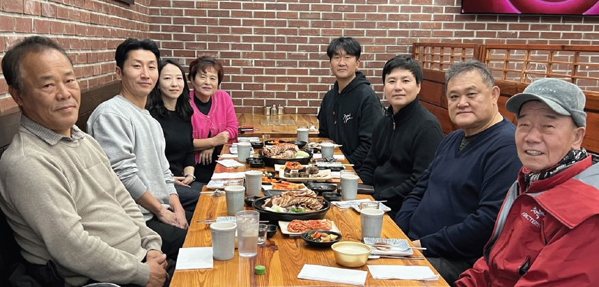 미동부한식세계화추진위원회(회장 문준호)가 2023년 한식 식재료 공동구매 사업을 성공적으로 마쳤다고 밝혔다. 한국 기업 샘표와 논의를 통해 5갤론 사이즈 간장을 주문제작했고, 고추장과 황태채, 황태포 등을 구입했다. 문준호 회장은 “한국산 장류의 우수성을 뉴욕에서 더욱 알리겠다”고 말했다.  [미동부한식세계화추진위원회]