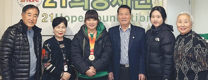 21희망재단(이사장 변종덕, 왼쪽 네 번째)이 제43회 전국장애인체육대회 볼링 금메달을 거머쥔 뉴욕 거주농아인 조영숙(왼쪽 세 번째)씨가 플러싱 노던불러바드 재단 사무실을 찾았다고 밝혔다. 재단은 오는 27일 발표될 제5회 장학생 특기자 중 한 명으로 조씨를 선정했다고 밝혔다.  [ 21희망재단]