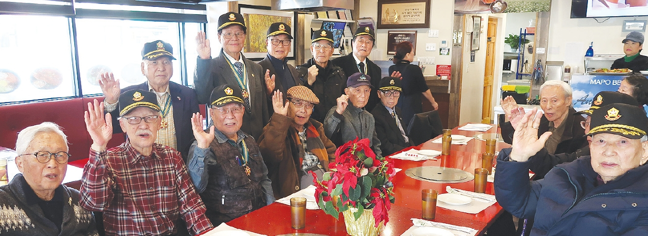 대한민국 6·25참전유공자회 뉴욕지회가 지난 13일 플러싱 마포갈비 식당에서 송년 월례회를 개최했다. 박근실 회장, 고영섭 이사장 등이 참석해 “6·25참전유공자회 최고!”를 외치고 있다.  [대한민국6·25참전유공자회 뉴욕지회]
