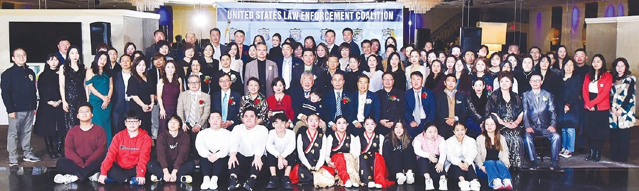 범죄예방사법연대(USLEC)가 14일 뉴저지 엘런 연회장에서 2023 송년회 갈라를 개최했다. 이날 행사는 100여 명이 참석한 가운데 한인 2세들의 난타 공연과 전통 춤 공연, K-타이거즈 태권도 시범단 공연 등 다양한 볼거리가 열렸다.  [범죄예방사법연대]