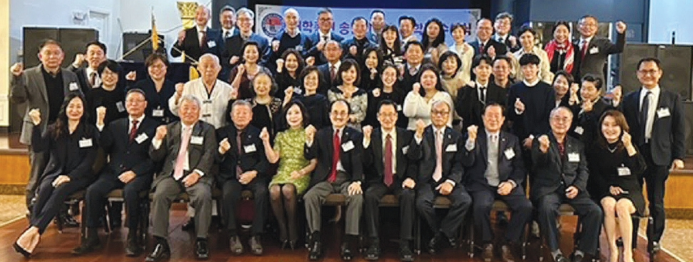 뉴욕지구한국대학동문총연합회(회장 지능자)는 지난 17일 뉴저지 파인플라자에서 송년의 밤 및 장학금 수여식을 개최했다. 이날 대학총연은 총 9명의 대학생들에게 장학금을 전달하고 기쁨을 함께 나눴다. [뉴욕지구한국대학동문총연합회]