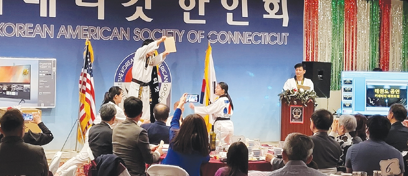 커네티컷한인회 문화의밤 행사가 지난 16일 커네티컷한인회관에서 성황리에 개최됐다. 120여 명의 교민들과 지역 단체장, 학생들이 참여한 가운데 김의환 뉴욕총영사의 강연과 다채로운 문화 공연이 펼쳐졌다.  [커네티컷한인회]