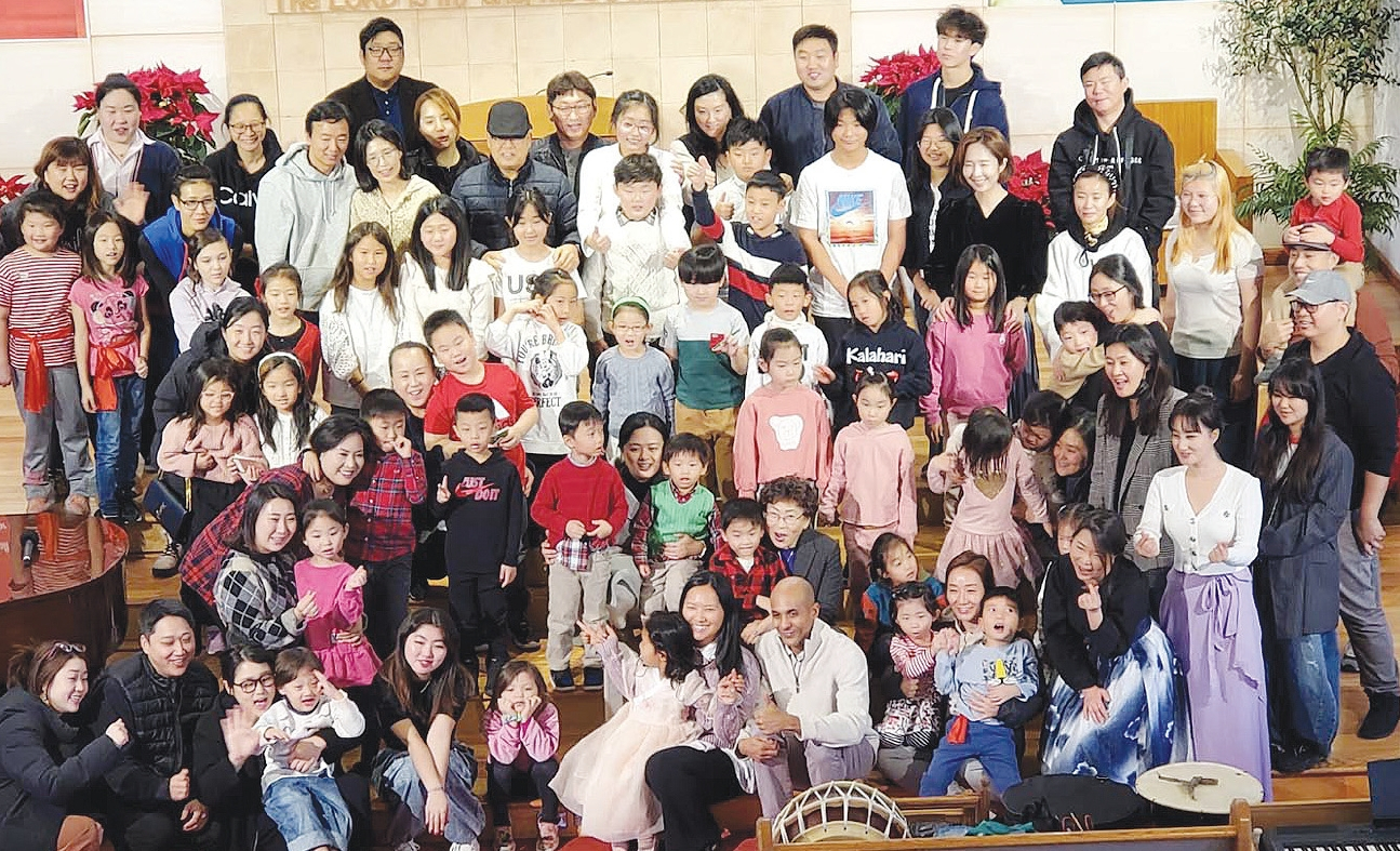 뉴욕교회한국학교(교장 김수진)가 지난 16일 뉴욕교회한국학교에서 국악발표회를 하며 겨울 방학식을 열었다. 이날 한인 차세대 전교생 50여명이 참여한 난타공연 등을 열었고, 보조교사로 활동한 고등학생들에게 봉사상을 수여했다.  [뉴욕교회한국학교]